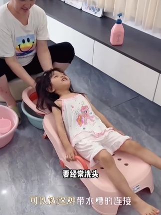 天热了经常给宝宝洗头,每次洗头都哭闹,多亏爸爸买的这个折叠的 洗头躺椅 躺着洗头可太享受了,还能折叠不占空间#宝宝洗头 #母婴好物 #宝妈分享 #超便宜超划算