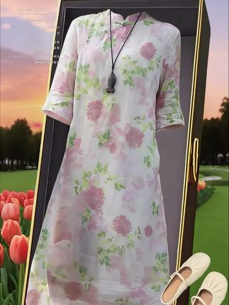 2025新款新中式连衣裙,以苎麻棉为料,透气亲肤又质感十足。雅致印花如水墨画卷铺展,立领盘扣勾勒古韵,中长款式摇曳温婉。改良旗袍设计打破传统束缚,既保留东方韵味,又适配日常出行场景。无论是通勤、约会还是漫步街头,它都能让你在烟火日常中,自然流露东方气质,将诗意与古典穿在身上。#洋气减龄#东方韵味古典美 #遮肉显瘦#胖瘦都能穿#谁穿谁好看