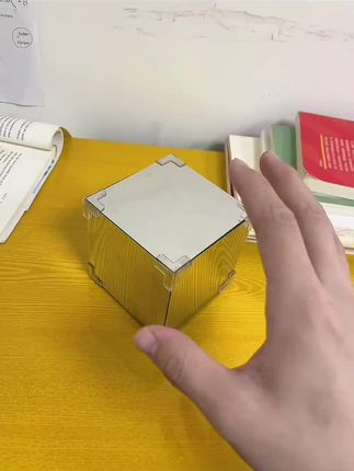 这不需要很多钱,但需要很多很多的爱。马上就是五二零了,亲手给那个怕黑的女孩做一个郁金香花海魔方小夜灯。希望我不在它身边的时候,这个小夜灯可以替我陪伴它。表面看只是一个平平无奇的镜子,没想到开灯的一瞬间,真的被惊艳到了。浪漫的不只是花,而是那个愿意为你花心思的人。#礼物推荐 #小夜灯 #创意手工 #手工礼物 #每日分享