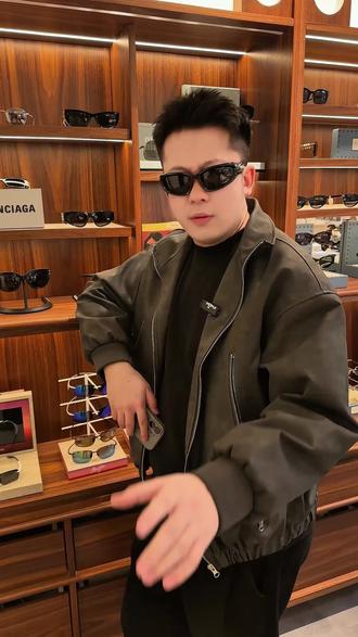 巴黎世家的眼镜,一般人真戴不了#复古墨镜 #潮流单品 #巴黎世家 #墨镜 #眼镜