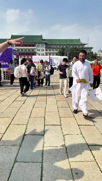 马拉松物资领取处偶遇外国友人! 欢迎八方来客来大美长春游玩~长春欢迎您!#长春马拉松#长春同城#长春欢迎你 #长春文旅 #长春代驾