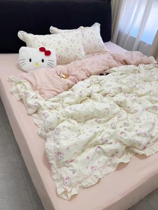 谁能拒绝Hello Kitty的床品啊啊啊! 奶呼呼的配色➕可爱Kitty印花,少女心直接爆棚! 花边设计精致又软萌,躺进去就像陷在云朵里~ 把卧室变成公主房,每天睡觉都是甜甜的💖 #四件套 #在抖音入手的好东西 #家纺床上用品 #面料柔软舒适 #少女卧室
