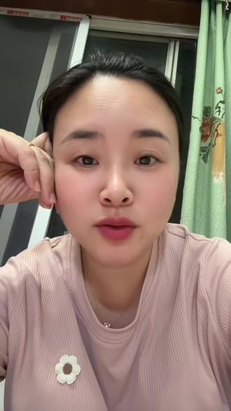 折腾自媒体直播四个多小时,出了82单,到手三百多块。这笔钱看着不算多,却是我一步一个脚印熬出来的。从直播间寥寥无人、零订单,到慢慢出单、稳步增长,其中的辛苦只有自己知道。
以前总盯着在线人数,后来才明白,流量再好看,不如实实在在的收入。伸手要钱的日子,永远少了一份底气。哪怕家人给的再多,花起来也总想着柴米油盐;可自己挣的一百、两百,每一分都踏实又心安。这份成就感,谁也替代不了。身为宝妈,我始终觉得:女人一定要有自己赚钱的能力,自己给自己托底,日子才过得有底气。
自媒体这条路并不好走,满是无人问津的低谷,但只要肯坚持,就会慢慢看到收获。也想劝和我一样的姐妹,想尝试就先当副业起步。别贸然全职,先守住生活根基,利用碎片时间努力。成了是惊喜,努力过也不留遗憾。靠自己双手赚钱的快乐,真的会上瘾。独立谋生,认真生活,便是女人最好的状态。#内容真实的我 #真实的样子努力成为更好的自己 #自媒体内容过于真实 #努力成为更好的自己 #记录我的生活