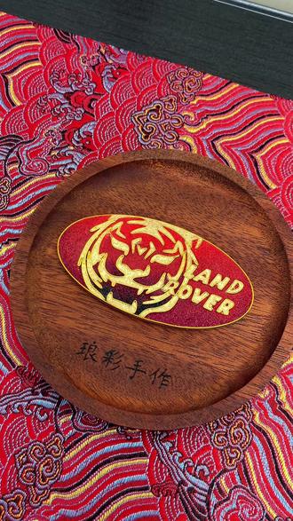 霸气金色虎头开路!无往不利!路虎车友定制珐琅彩车标!图案可移植到任何车标#珐琅彩车标 #掐丝珐琅 #车标改造 #路虎 #路虎揽胜