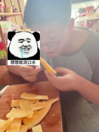 小小超级爱吃这个民勤蜜瓜,我还给小小科普这个瓜:它生长在沙漠的边缘,小小说甜度特别的高,而且它的汁水非常的足!看这瓜瓤又脆又甜,他说咬上一口真的是太满足了!不一会儿小小一个人就吃掉了半个民勤蜜瓜!#民勤蜜瓜 #谁懂这一口的含金量