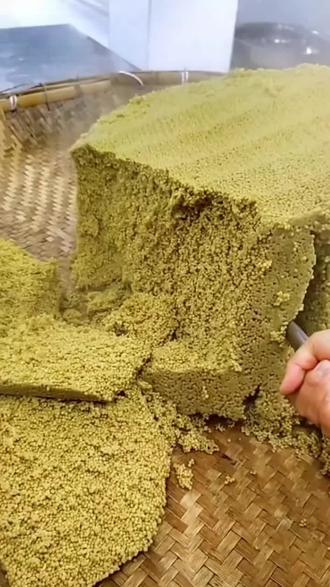 老乡们想吃苦荞饭,用电饭煲就可以煮了哈,就跟我们平时煮大米饭是一样的,也可以单独煮,也可以加点米煮出来,安逸得很!喜欢的老乡们赶紧搞点去试下嘛,煮起来真的方便又好吃。#苦荞饭 #农村美食 #地方特色美食 #好吃的苦荞饭 #创作者扶持计划