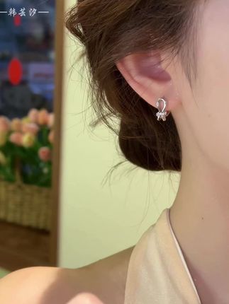戴上质感满满的银色绳结耳扣,上耳高级又百搭#饰品分享 #首饰分享 #时尚饰品 #耳饰控