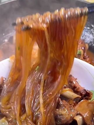 #太香啦 #嗦粉 白菜炖粉条,怎么吃都不腻,劲道爽滑,不浑汤#红薯粉条