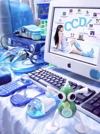 跟着做系列 | y2k教程💘拿捏千禧甜酷感✨
【创作tips】
氛围是让风格“活”起来的关键99
CCD颗粒感:给照片加一点颗粒感和模糊滤镜,模
拟复古相机的质感,让画面更有“年代感”。
发光轮廓:给人物、设备和文字加外发光,像从屏
幕里透出的光,强化“赛博少女”的未来感。
甜酷少女姿态:人物可以托腮、比耶、举着相机,表情既甜美又带点叛逆,比如挑眉、咬唇,符合千禧年少女的个性。
细节加分:用流行文化梗和手账元素丰富层次
细节能让长图更有故事感:
流行文化梗:加入千禧年的流行语,比如“ASL”
“LOL”“2000s only”,或者流行歌曲的歌词、电
影台词。
手账式涂鸦:用马克笔风格的线条、爱心、星星、
涂鸦,模拟少女手账的随性和可爱。
美妆甜美元素:加入唇彩、香水瓶、糖果、冰淇淋
等,强化“甜妹”属性,和酷感元素形成反差。#y2k风#甜酷#电子y3k#今天玩ccd了吗 #干禧