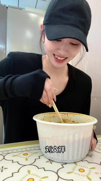 果然人不能吃得太健康,有时候还是得吃点垃圾食品😄#麻辣烫,#过年