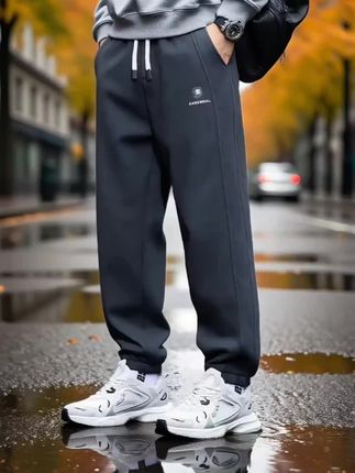 罗蒙秋季束脚裤,男士穿搭万能牌👖 换季缺条好裤子?罗蒙新款束脚裤必入!宽松版型藏肉显瘦,小个子也能穿出大长腿。春秋面料透气不闷,束脚设计利落防风。搭T恤、卫衣、夹克都出彩,通勤、出街、约会全hold住。罗蒙品质在线,这条百搭神裤赶紧冲!#罗蒙 #束脚裤 #宽松版型 #秋季新款 #百搭神裤