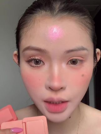 这种粉嘟嘟、肉嘟嘟的腮红,黄皮女生千万不要尝试,除非你想显白显幼态。#美妆好物 #腮红打法 #平价彩妆