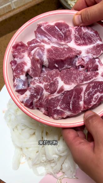 今天的早餐超级简单瘦肉炒河粉和养脾胃的小米粥#简单营养的早餐做法 #创作者中心 #创作灵感 #我的厨房日记 #瘦肉炒河粉