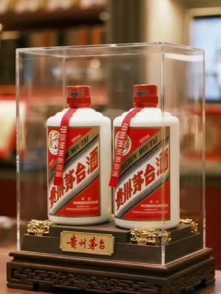 贵州茅台,到手一箱6瓶 整箱6瓶贵州茅台|岁月沉淀的酱香珍品 赤水河核心产区的灵泉秀水,孕育“茅香”灵魂。恪守“12987”古法,经五年陶坛陈酿,300余种香气成分自然生成。 经典瓶身质感温润,整箱封装完好。观其色,微黄透明,挂杯如珍珠项链;闻其香,酱香融合花果与坚果香;空杯留香持久。 无论是商务宴请显格调,还是藏于酒柜待升值,都是上乘之选。一箱6瓶,藏住时光,见证每段珍贵情谊。 #茅台 #贵州茅台 #纯粮酿造 #白酒推荐 #酱香型白酒