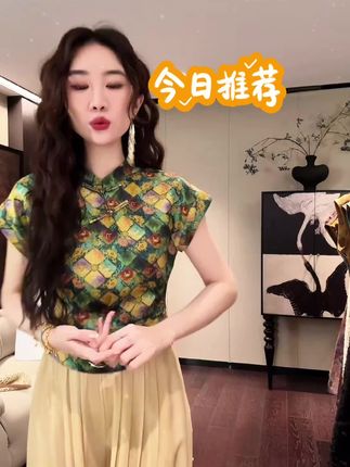 这件旗袍上身真的好美啊,姐妹们真的既优雅又贵气!而且它的面料特别舒服,穿上就像没穿一样,非常适合日常穿。同时它还很百搭,可以搭配各种裙子裤子,轻松打造不同风格。#穿搭