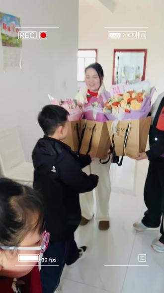 #初三生日回家的幸福🥰
何其有幸,与年岁并进,
解锁新的一岁 奔向新的一年、 ,
岁岁平安,顺风顺水,
祝我快乐不止新春 幸福不止生日 。
左手接财神,右手切蛋糕
在初三解锁新的一岁,好运三倍
祝我快乐,不止生日#幸福爆棚的一天#全家同框 #难得一聚 #欢聚一堂其乐融融