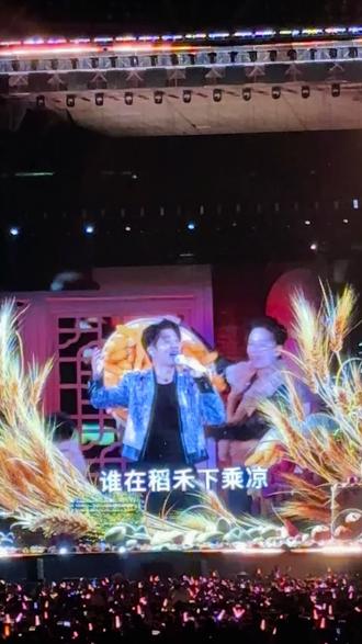 凤凰传奇郑州演唱!深受八0,九0,00后喜欢!感谢@抖音小助手 !