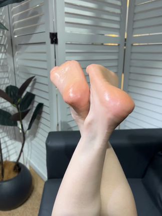 一到换季,脚后跟干燥起皮的姐妹,都给我涂这款倍护膏!质地水润不黏腻 涂完之后嫩嫩的 #强烈推荐 #好东西一起分享 #仙女必备#防裂棒 #在抖音入手的好东西