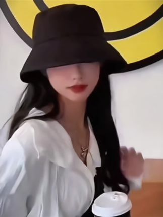 这不就是早班女孩的梦中情帽吗?这顶渔夫帽我买了好几年了,真的是四季通吃,而且超级显脸小,尤其是像我这种大脸盘子,戴上后瞬间变成巴掌脸。他还有个特别贴心的地方,就是配有防风绳, 骑车的时候再也不用担心被风吹掉了。而且他是那种圆顶的设计,比一般的高级多了。时尚又百搭,有了它之后我就没买过其他帽子,真的太好看了。#浪莎渔夫帽#网红帽子#防晒遮阳水桶帽#超级好看