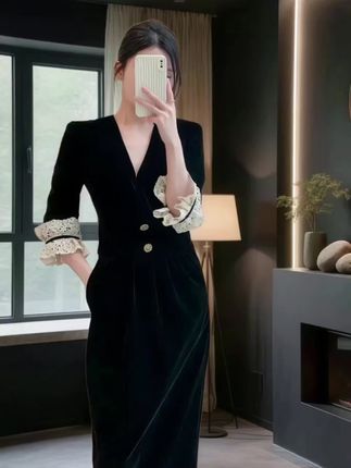 找到了!秋冬脱下外套后的绝杀内搭! 这款单穿也无敌的斩女法式黑丝绒连衣 裙,袖口镂空刺绣蕾丝质感满满!V领干脆 利落显脖子纤长,掐腰+直角肩修饰身形 ~简约复古又气质优雅,秋冬保暖又美丽 选这款不会出错!随意搭配一件外套都绝美!#外穿内搭都好看 #高级感穿搭 #时尚显瘦 #通勤穿搭如何摆脱土气感 #早秋贵气感穿搭