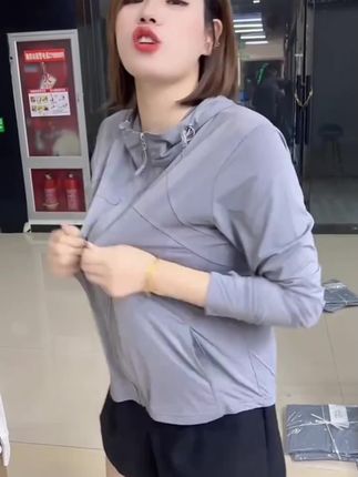 夏天到了,怎么能少了一件防晒衣呢?这件冰丝防晒衣穿上身舒适又透气,可以有效防止紫外线晒伤皮肤,而且还是薄款的,非常适合炎热的天气穿,让你不再害怕太阳晒了。#出街穿搭 #防晒衣#冰丝面料