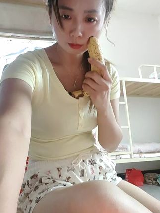 最后一根香蕉了,再不吃就坏了,皮上都长斑了#抖音热歌推荐🔥 #宿舍生活