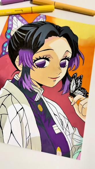 🎨丙烯马克笔|鬼灭之刃·蝴蝶忍手绘教程🎨 绘画准备
• 工具:丙烯马克笔、铅笔、勾线笔、画纸
• 角色:鬼灭之刃·蝴蝶忍,主打温柔紫调+暖橙渐变背景
✏️ 步骤拆解
1. 线稿勾勒
先用铅笔轻轻画出人物轮廓,确定头部、发型、蝴蝶发饰、手部蝴蝶的位置,抓住忍标志性的齐刘海+紫黑渐变短发,五官线条柔和,突出大眼睛氛围感。
2. 黑色铺色(头发+细节)
用黑色马克笔大面积铺头发底色,注意留出脸部轮廓,边缘干净利落;蝴蝶发饰、衣服暗部线条同步加深,保证线条流畅。
3. 紫调渐变(发色+五官)
头发下半部分叠加深浅紫色,做黑→紫自然渐变,贴合原作发色;眼睛用深紫铺底色,浅紫提亮眼白和高光,画出温柔的下垂眼神态,唇色浅粉轻轻带过。
4. 服饰上色
队服用深紫铺内层,浅灰+白色画外羽织,画出衣褶明暗,金色小纽扣点缀细节,增加精致感。
5. 蝴蝶细节刻画
手指上的蝴蝶用黑白勾勒花纹,发饰蝴蝶叠加蓝紫层次,细节拉满,呼应虫柱设定。
6. 背景氛围感
暖橙→红棕渐变背景,用浅黄提亮上方,突出人物主体,暖色调和冷紫人物形成柔和对比,画面更协调。
#抖音同人图鉴 #创作灵感 #鬼灭之刃手绘卡 #蝴蝶忍 #鬼灭二次元 @抖音次元观察员 @创作灵感小助手 @抖音小助手