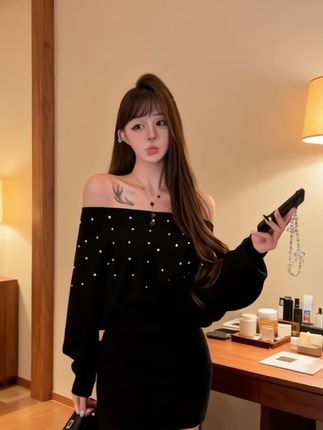 #秋冬穿搭新鲜感在线  #晒晒我的秋日穿搭 #秋冬都市硬核穿搭 #梨形身材秋天怎么穿 #秋装版超便宜穿搭  秋冬氛围感内搭单穿都可! 这款法式针织裙太绝了, 不规则斜肩设计露肤不刻意, 小秀锁骨超显气质, 软糯贴肤不扎。 修身版型勾勒曲线, 包臀短裙长度显腿长, 还能藏住腰腹赘肉。 不管内搭大衣, 还是单穿配长靴, 都自带慵懒法式感, 秋冬穿它, 显瘦又时髦。