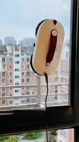 高层擦窗机器人全自动喷水,过年擦玻璃懒人福音来了,全程自动规划路线,#上热门 #智能擦窗机器人 #擦窗户 #擦窗机器人 #好物推荐🔥
