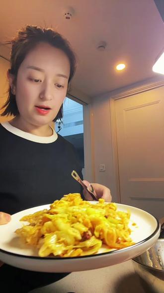 酸辣脆爽的炝拌包菜 比炒着吃更好吃更脆爽的炝拌包菜,做一次你就会爱上它#炝拌包菜 #包菜 #美食 #我的厨房日记 #凉拌菜