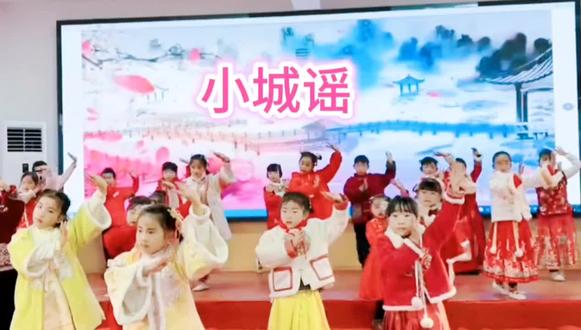 槐树湾乡实验小学二年级:表演《小城谣》舞蹈#2026年元旦快乐 #校园舞蹈 #校园活动 #演出现场拍摄