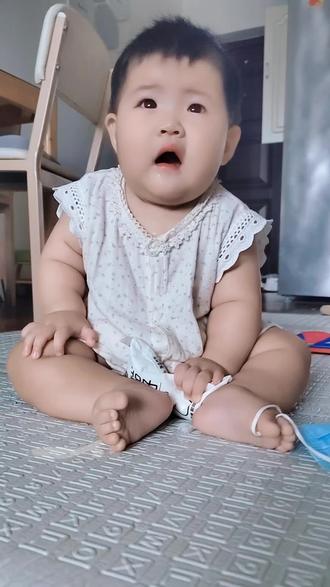 嘿宝贝 你在想啥呢 小小的的脑袋 大大的问号?