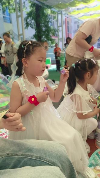 非常有意义的活动#义卖有价爱心无价 摊主本人熬夜赶工制作的摊牌,满足了自己的动手的欲望孩子也开心的不亦乐乎~~🎨✨ #儿童节的庆祝#义卖活动展板 #义卖海报设计 #义卖会