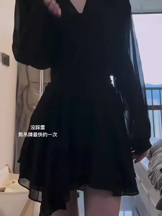 黑色 V领长袖衬衫连衣裙2025春秋气质性感收腰显瘦短款百褶雪纺裙#穿搭每日 #好衣穿搭