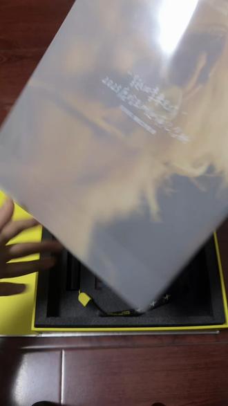 终于等到了绝美纪念册,超级厚一本,超值 鹿晗你真的 我哭死 赶紧五六七八巡起来😂 尽管没有亲签和隐藏小卡,依然觉得很值,祝大家都能尽快拿到手,不要放过这个鹿晗哈哈哈#鹿晗#鹿晗四巡 #鹿晗纪念册