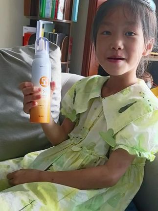 小光圈懒人防晒喷雾来啦!SPF50+PA+++,高倍防晒力,四季都能用,军训也不怕晒。轻轻一喷就搞定,质地轻盈舒润,喷全身很方便。现在有超值福利,性价比超高,夏日防晒选它准没错,轻松解决防晒难题,赶紧入手吧!#好物推荐 #夏日防晒 #防晒喷雾喷全身#夏季必备