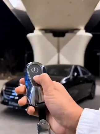 奔驰e终于可以在车上给手机进行超级快充了,有两个伸缩数据线以及两个接口可以满足全车所有设备充电,解决了原车充电速度慢的问题,很实用#奔驰e快充拓展屋 #快充拓展屋 #奔驰e#好物分享#好物推荐