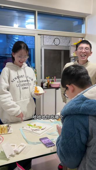 出租屋的生活,彤宝的生日是伴随着恩恩跑调的歌声,妈妈做了爱吃的菜,恩恩却吃上了最大的那块蛋糕#欢声笑语#生日#真实生活