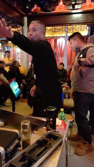 助兴凤仪楼村迎龙灯!