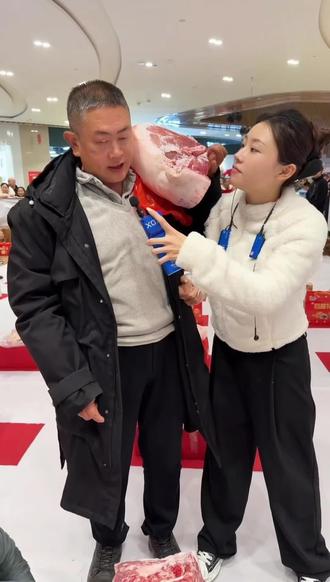 大哥扛着大猪腿,迈着六亲不认的步伐走了 😂@生菜(户外)