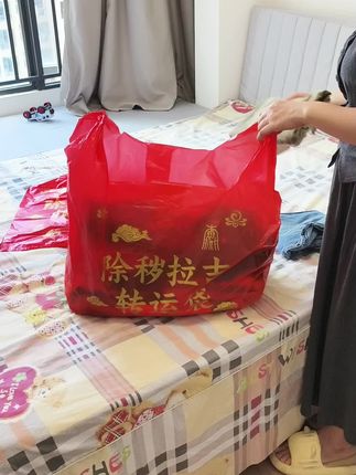 以后家里有不穿的旧衣服就鞋子或者送人的都用这种加大加厚收纳袋装起来,大红的颜色,家里备一些装东西也很喜庆。#收纳袋 #加大加厚收纳袋 #垃圾袋 #红色喜庆