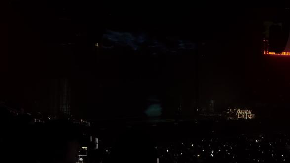 初中时代最爱听的一首歌 前奏一出来直接爆哭 整个脑子都是和同桌逃课的画面 时间折叠这个名称叫的太好了 #时间折叠 #徐良 #七秒钟的记忆 #春茧体育馆