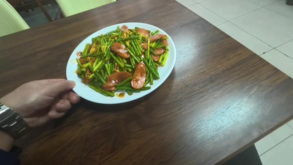 今天给大家分享一个,蒜薹火腿肠炒鸡蛋教程。#做菜美食教程