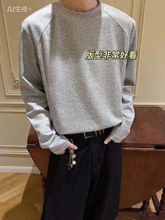 兄弟们,这件长袖真的太帅了!它是这种撞色的设计,袖口和下摆都是螺纹收口,上身之后很显身材,而且很有质感。这件衣服不管是单穿还是叠穿都很好看,属于怎么搭都不会出错的那种。如果你想要一个基础又百搭的长#穿搭分享 #男生穿搭 #韩系穿搭 #慵懒风穿搭 #无限回购的宝藏单品