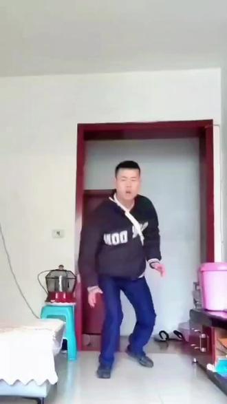 《独霸一方的中国道教·道士》
因为贫道略懂道义,你若听不进去。
贫道也略懂拳脚,如果把你打伤了,贫道也略懂医术,如果治不好,贫道也略懂风水,如果你到地下还不消停,贫道也略懂捉鬼。
所以说:道士盛世封山苦修行,乱世下山济苍生。