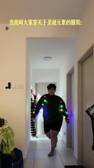 🎁交换礼物这么玩! 你们期待已久的圣诞大会2.0🎄来了😭✨
🎁 【好礼物】
· 设下大众接受礼物的门槛
· 许下自己的心仪礼物愿望
· 每人都会抽到一位圣诞孩子(送礼物)
· 每人也会有属于自己的圣诞老人(收礼物)
🎁 【坏礼物】
· 一人准备一份小礼物(*并不是要坏的哦!)
· 可以是创意的/搞笑的/有意义价值的/实用的
· 每人都有自己的编号 当场以抽签的方式 把礼物送给你抽签抽到的人
🗳️ 看完影片的大家来投票!🪄
谁是【最佳服装】获得者呢?
谁送出的礼物又是【最佳创意礼物】呢?
留言写下你们的Number 1!!!!🏆
最后祝大家2025圣诞快乐🎄✨
平安健康喜乐🎁还有新年快乐🎉
#圣诞节 #交换礼物 #好礼物 #坏礼物 #马来西亚