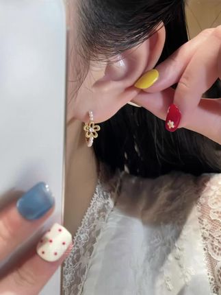 戴上一整个爱住的花朵耳扣,百搭不挑人!出门都被夸好看,叫上小姐妹一起安排#首饰分享 #耳饰 #耳环控 #美出高级感 #仙女必备