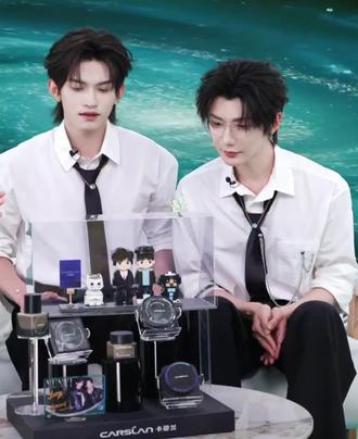 一三五二四六 小孩哥依然勇,放你家还是放我家哈哈哈哈哈。星期天是不是应该放粉丝这😎#追星碎片 #云旗赫熠然#卡姿兰 #嗑cp使我快乐