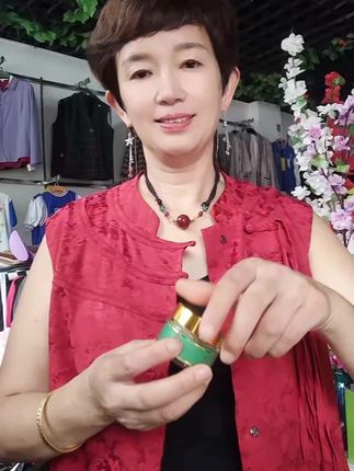#有黑眼圈,大眼袋,眼皮松垮,眼纹纹的姐妹都可以用这款虫草眼霜,效果非常不错。