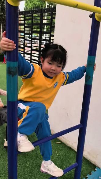 #记录童年户外活动 棒棒的吊单杠,锻炼宝贝的手臂力量、抓握能力和核心力量,提升身体协调性,还能锻炼胆量、增强自信心。#爱运动的宝宝 #记录幼儿园的点点滴滴